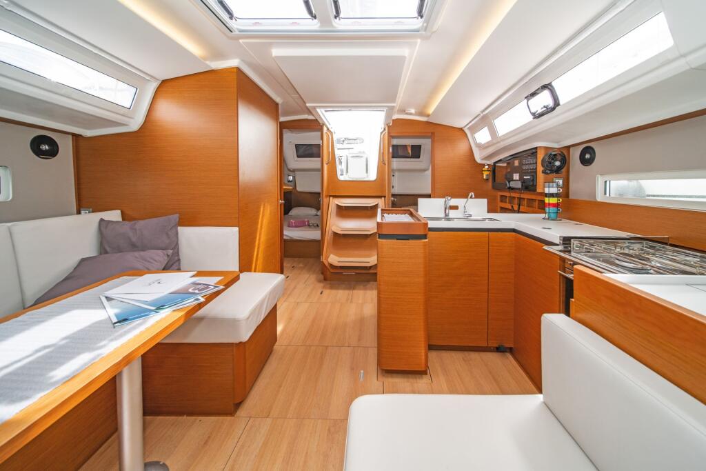 Sailing yacht 