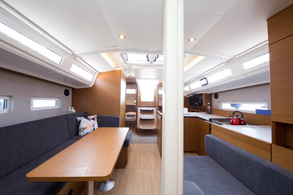 Sailing yacht 