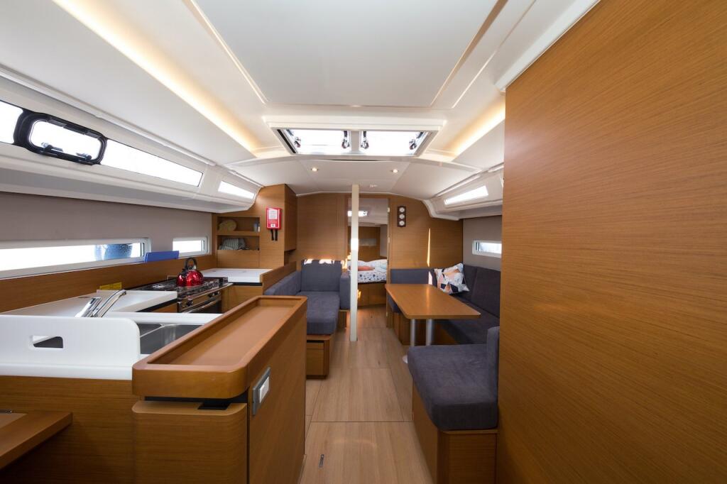 Sailing yacht 