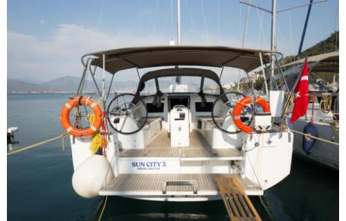 Sailing yacht 