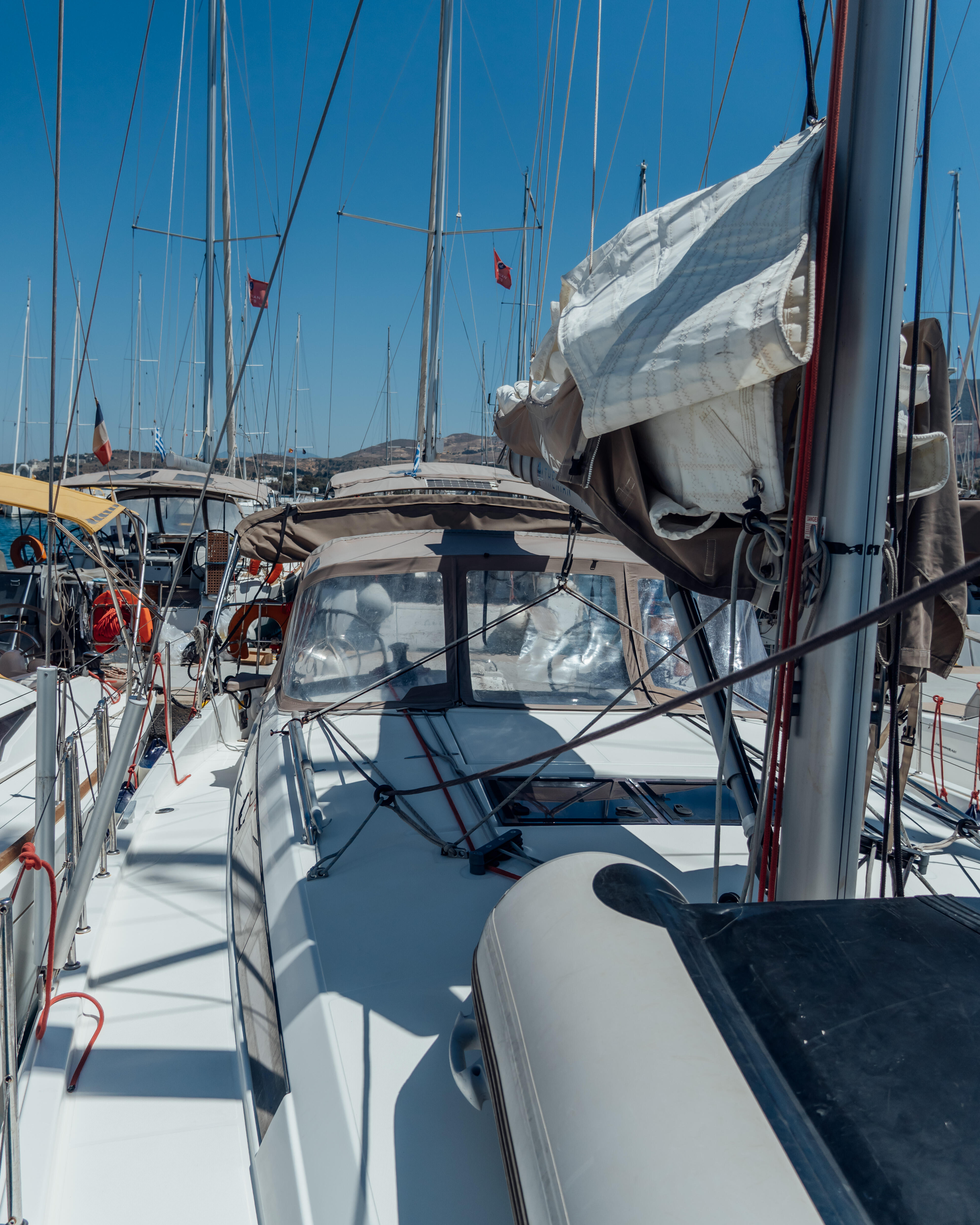 Sailing yacht 