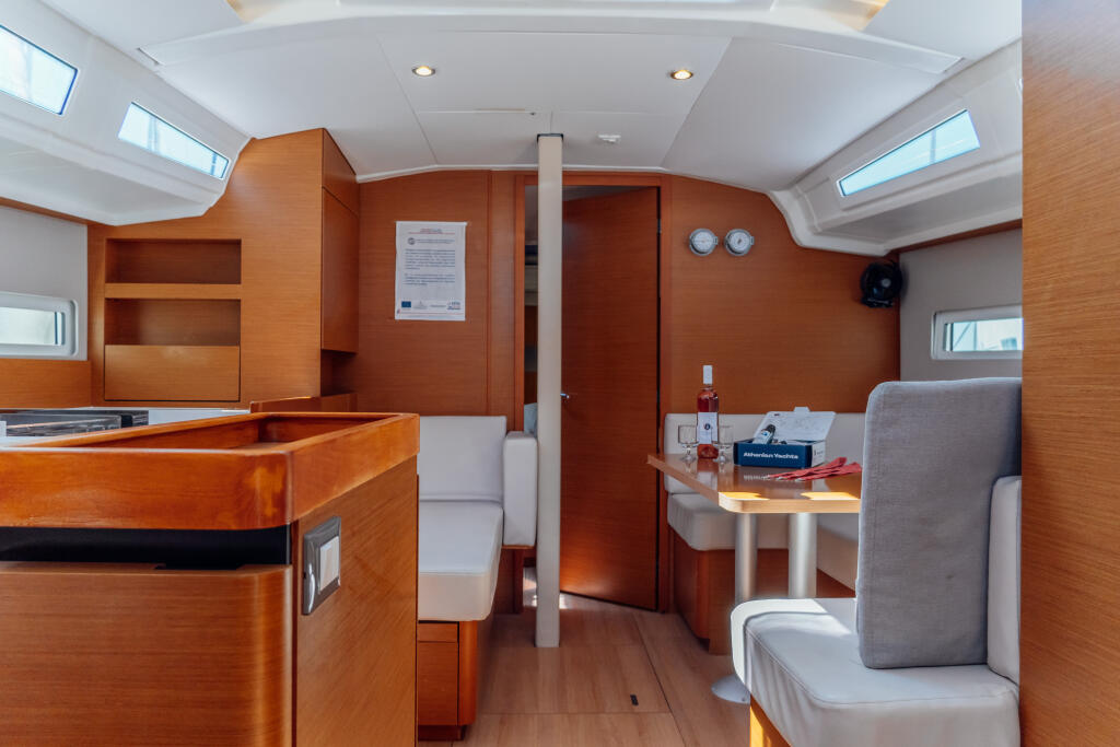 Sailing yacht 