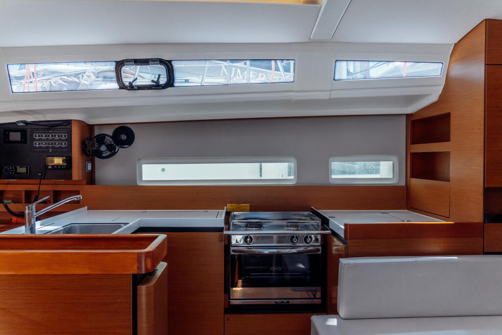 Sailing yacht 