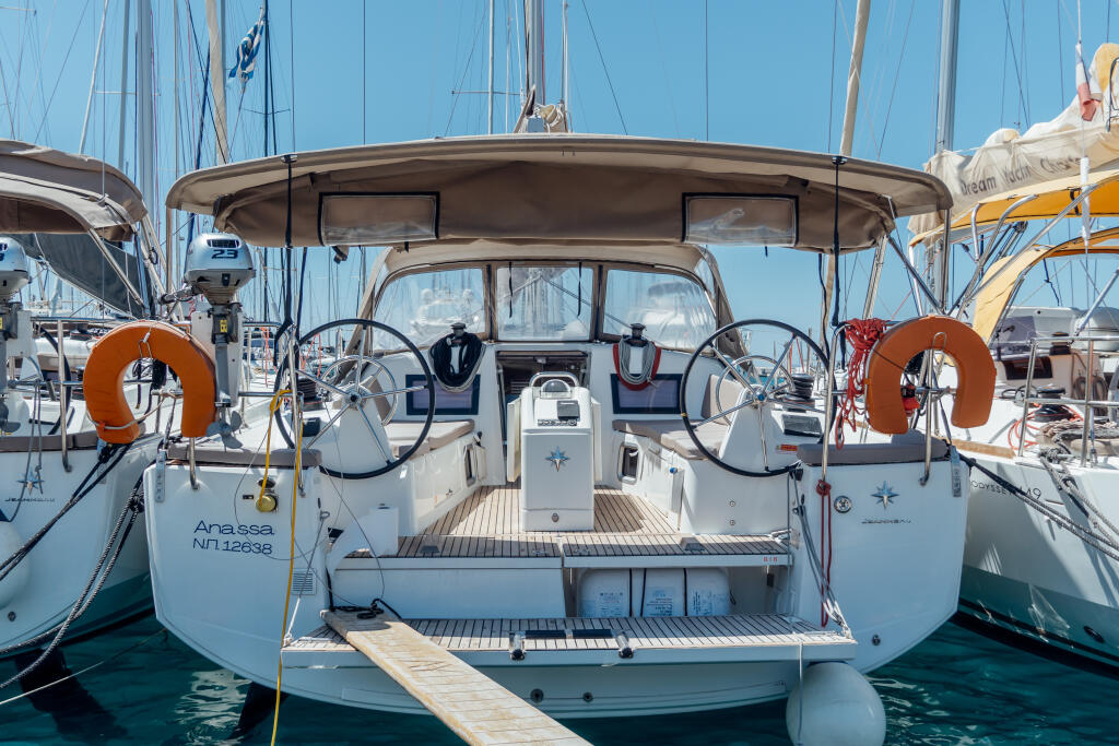 Sailing yacht 