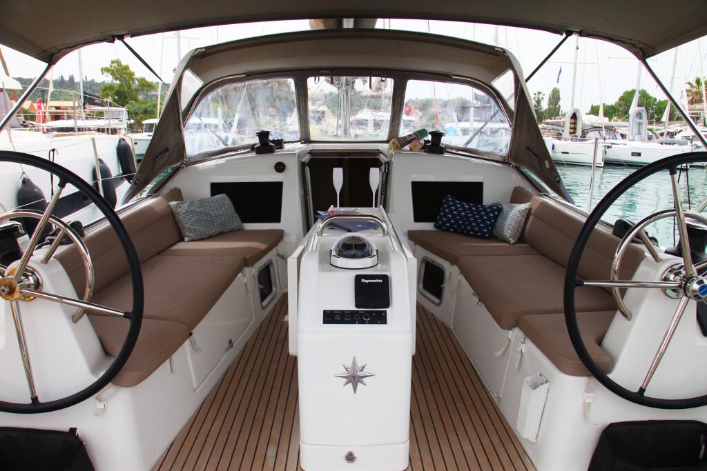 Sailing yacht 