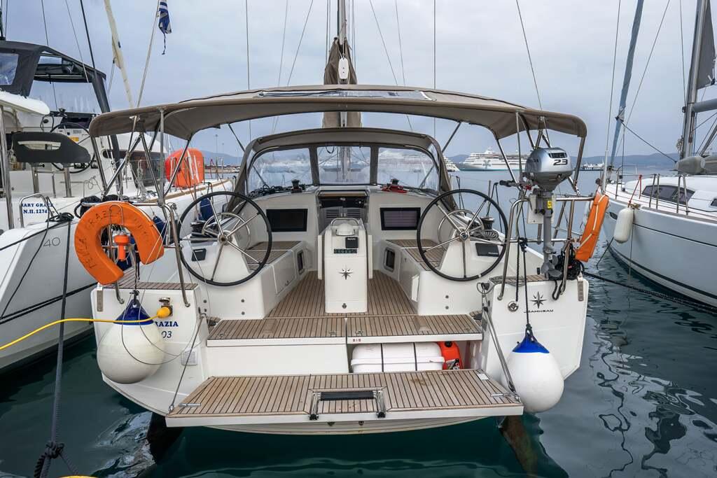 Sailing yacht 