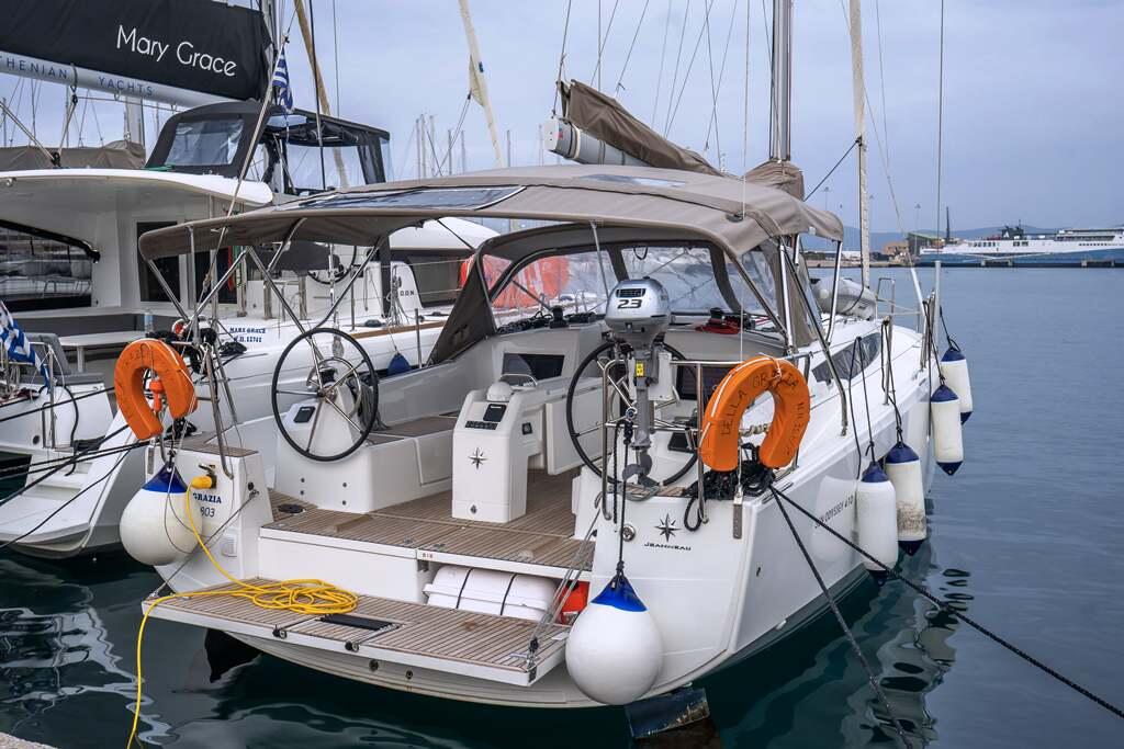 Sailing yacht 