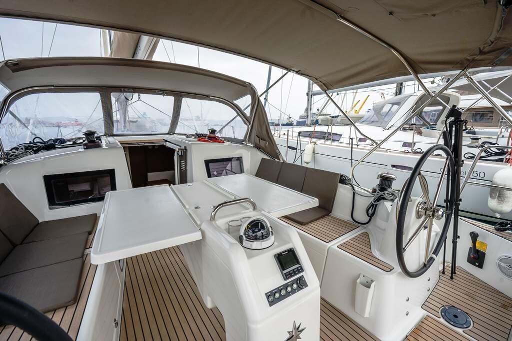 Sailing yacht 