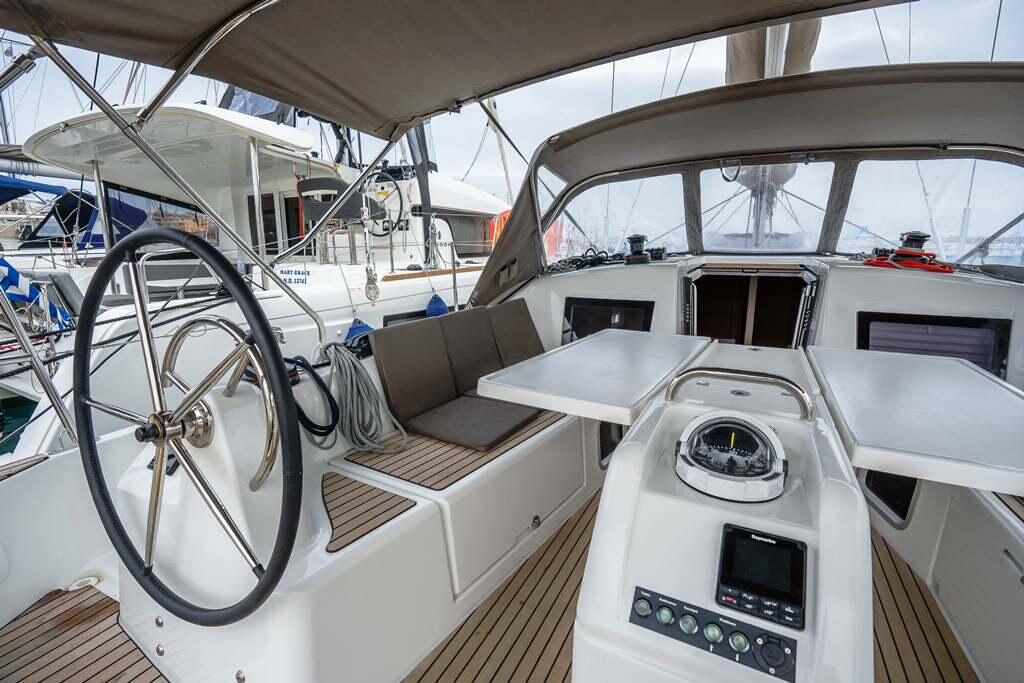 Sailing yacht 