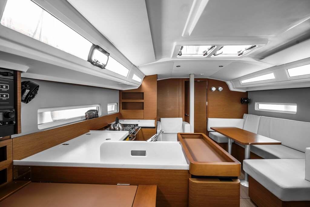 Sailing yacht 