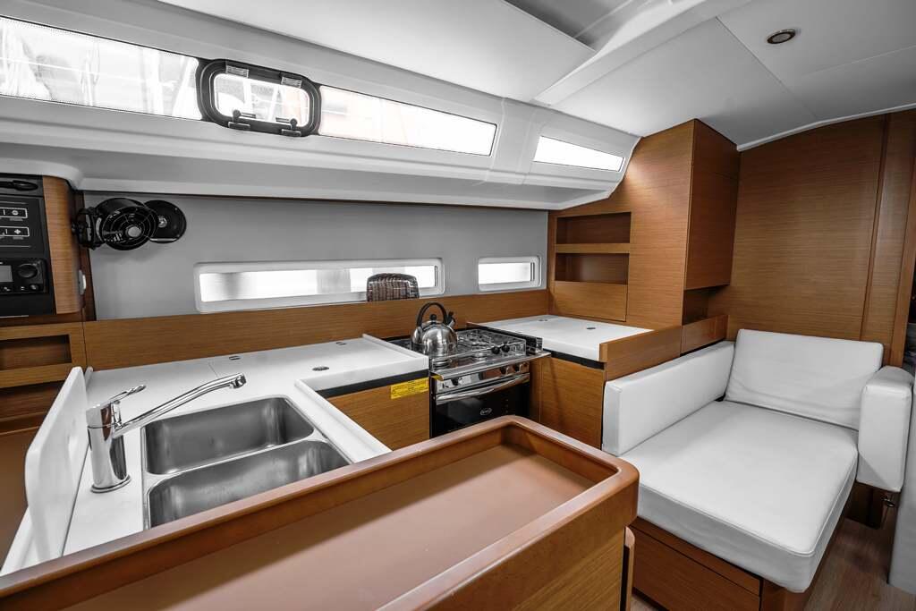 Sailing yacht 