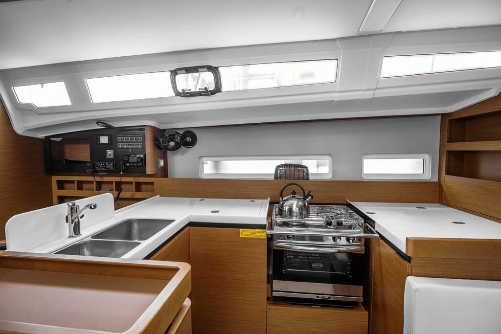 Sailing yacht 