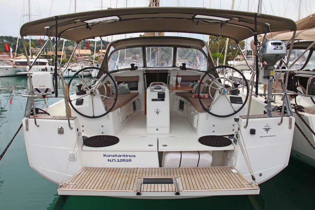 Sailing yacht 