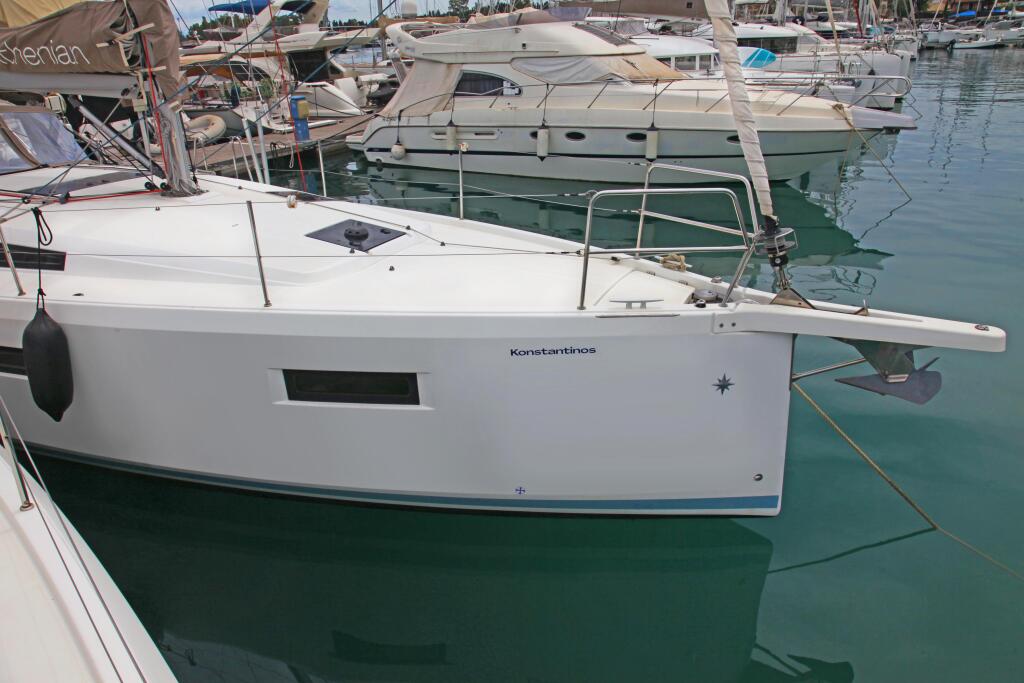 Sailing yacht 