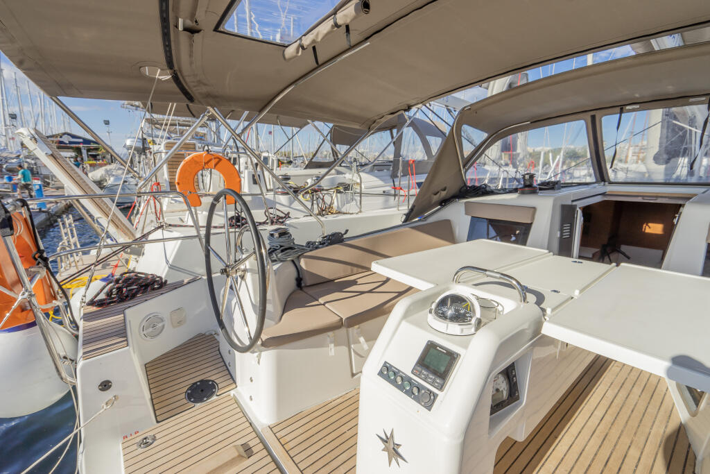 Sailing yacht 