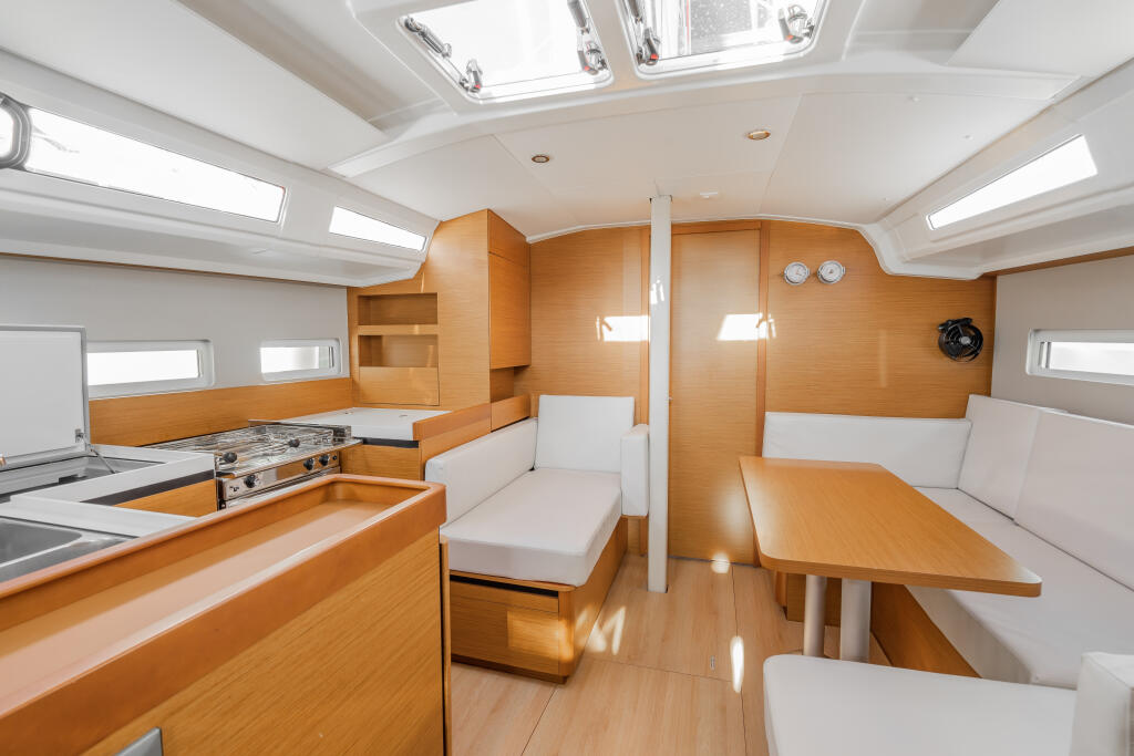Sailing yacht 