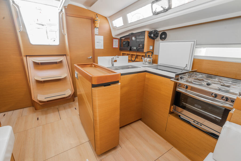 Sailing yacht 