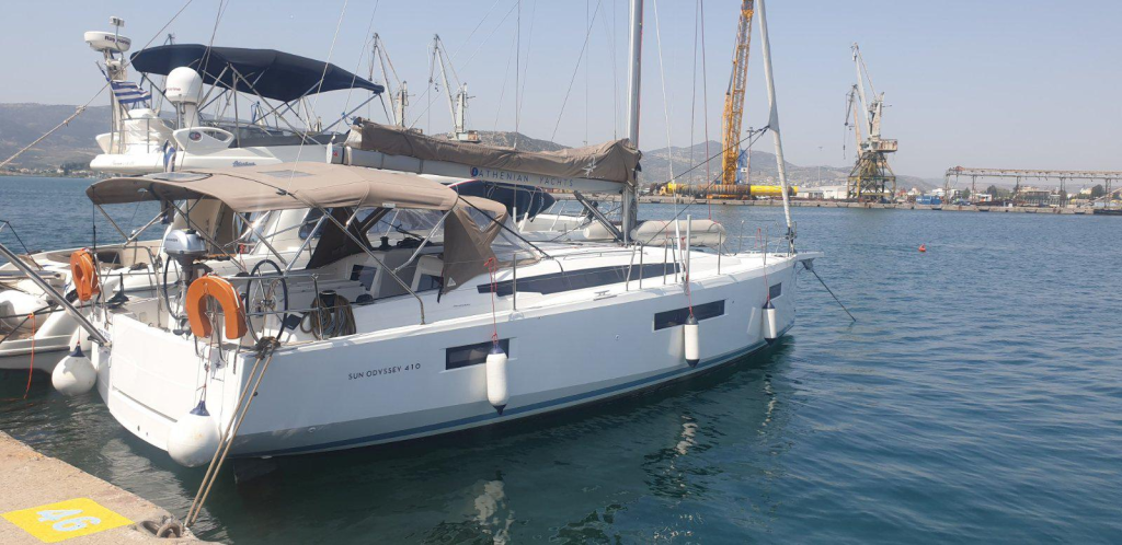 Sailing yacht 