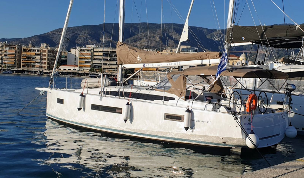 Sailing yacht 