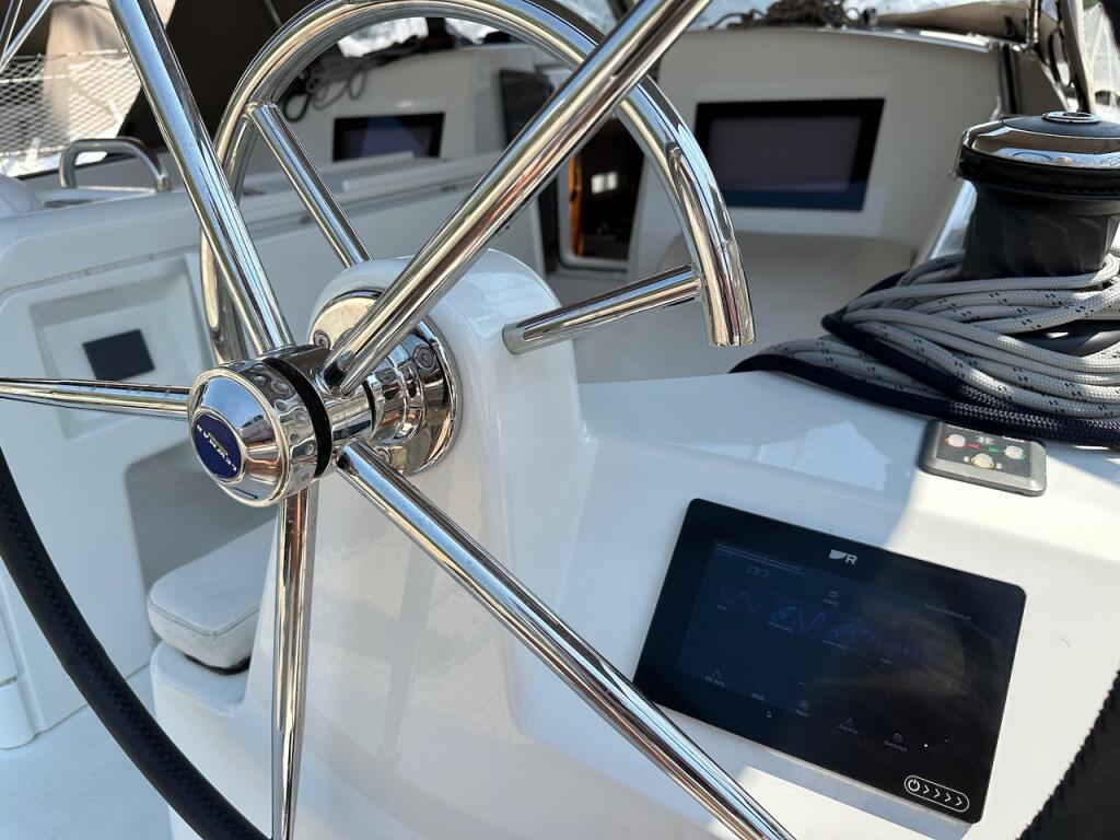 Sailing yacht 
