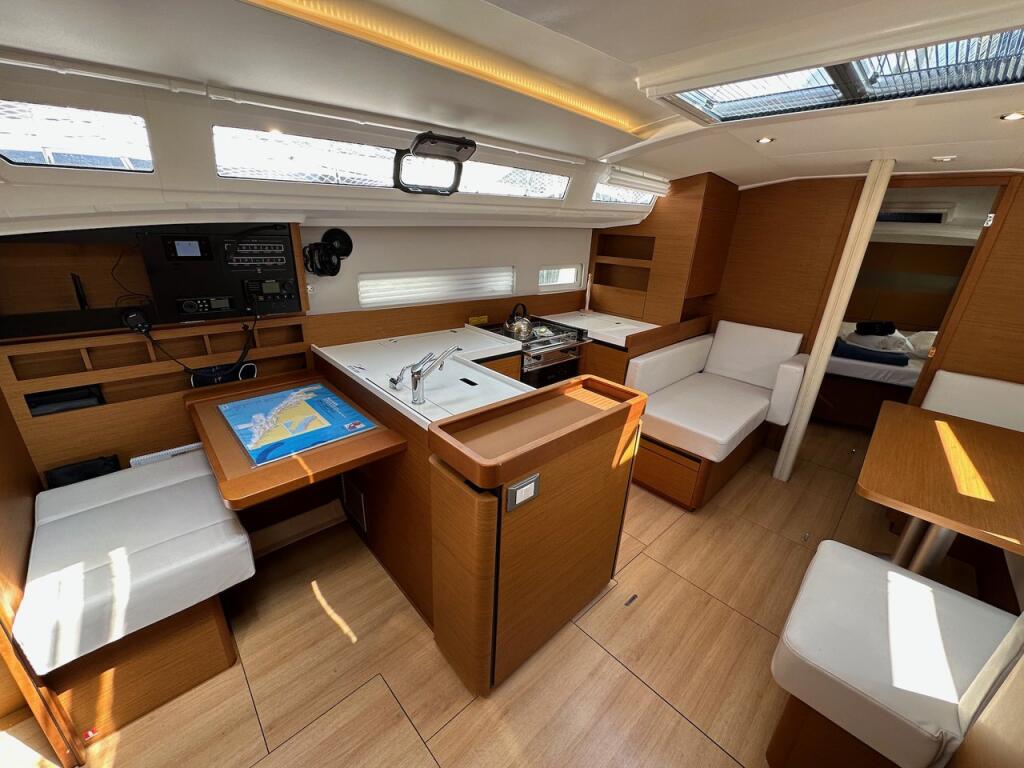 Sailing yacht 