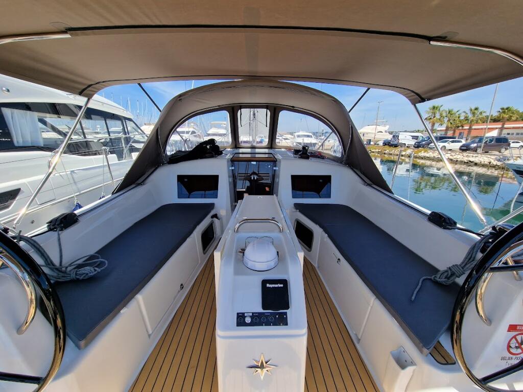 Sailing yacht 