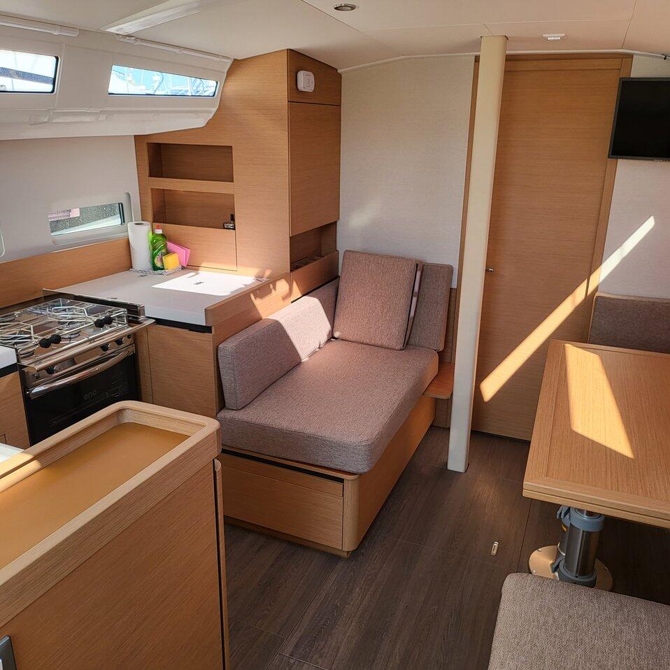 Sailing yacht 