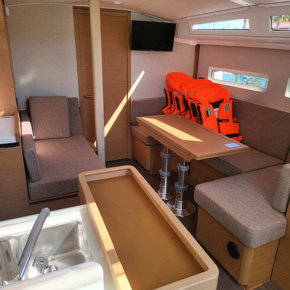 Sailing yacht 