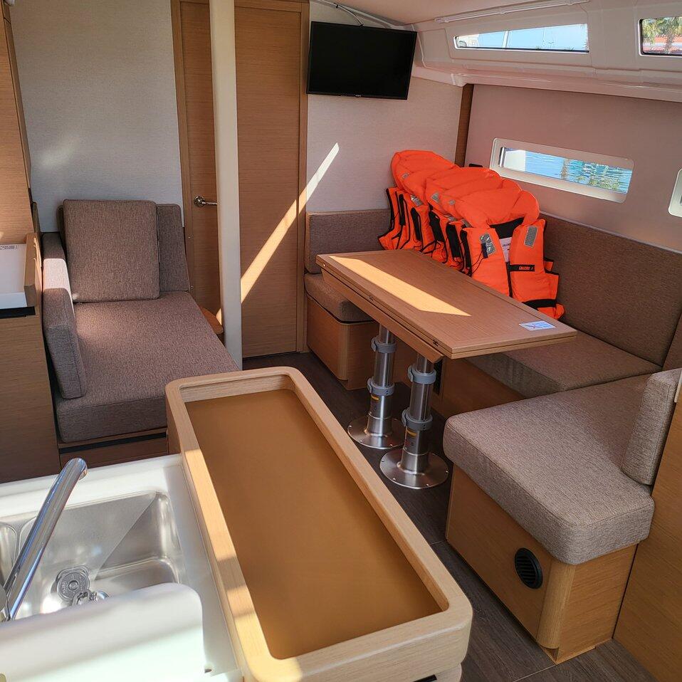Sailing yacht 