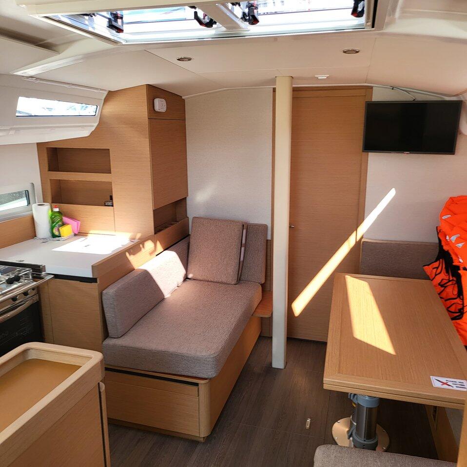 Sailing yacht 