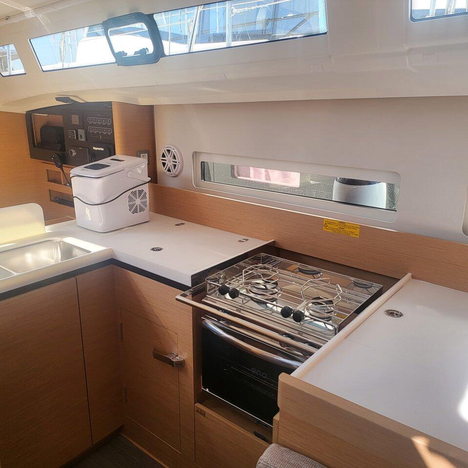 Sailing yacht 