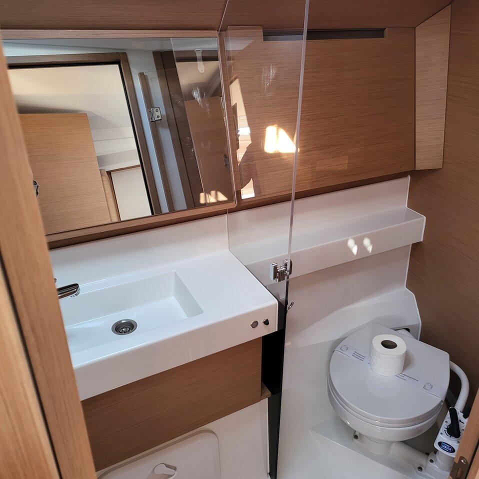 Sailing yacht 