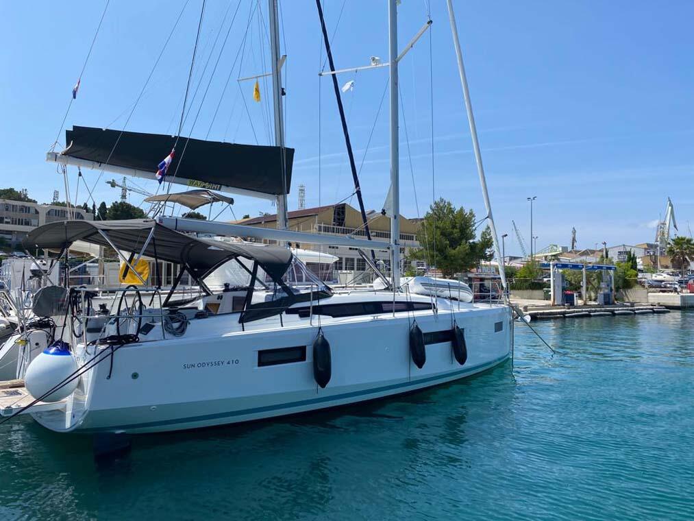 Sailing yacht 