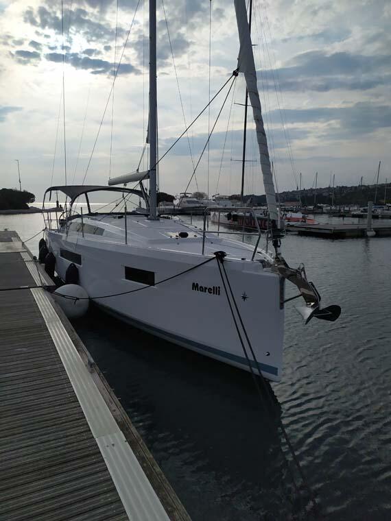 Sailing yacht 