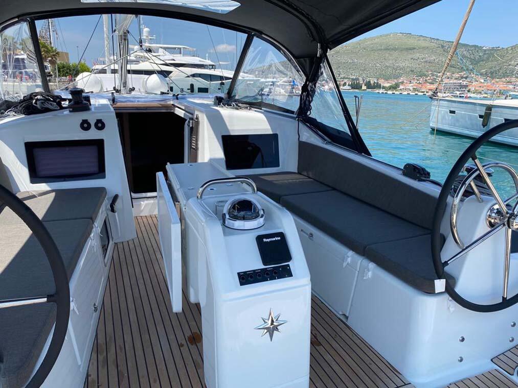 Sailing yacht 