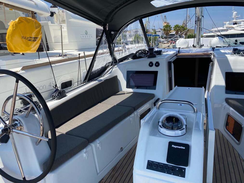 Sailing yacht 