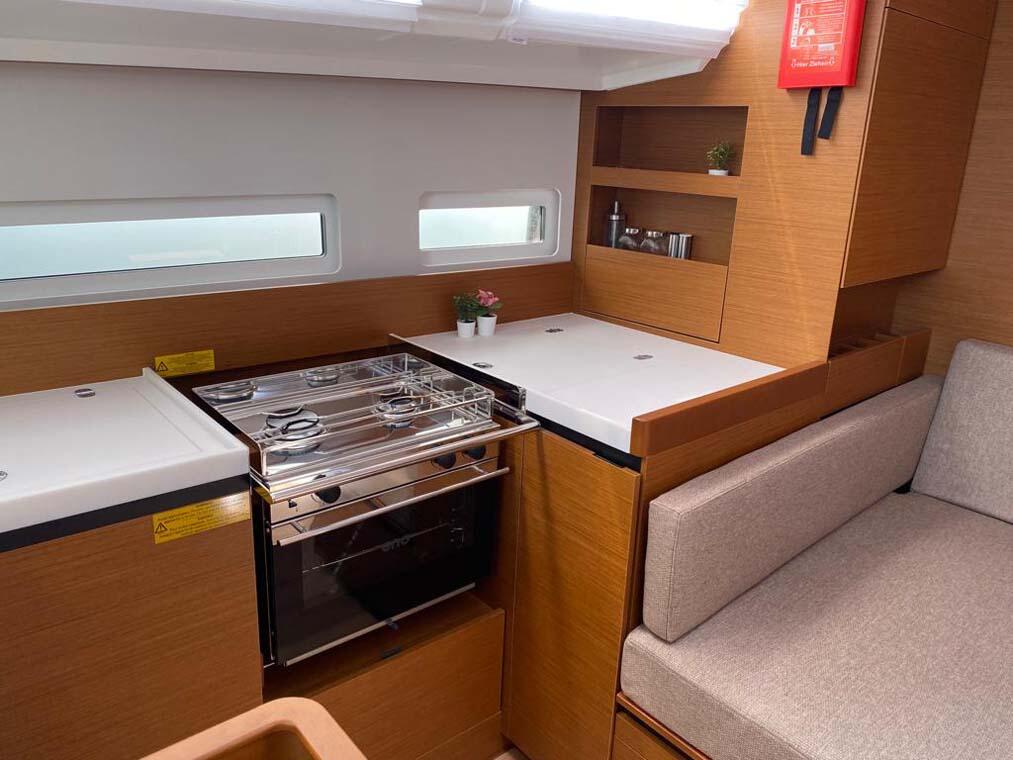 Sailing yacht 