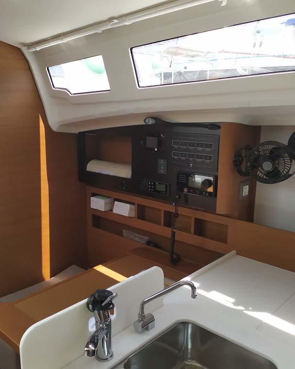 Sailing yacht 