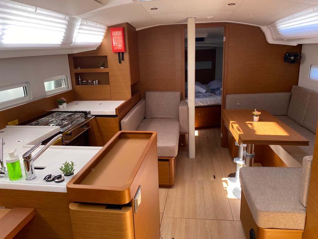 Sailing yacht 