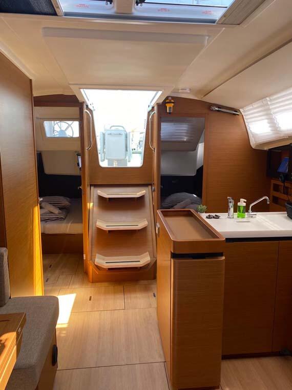 Sailing yacht 
