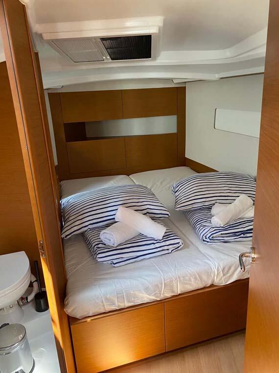 Sailing yacht 