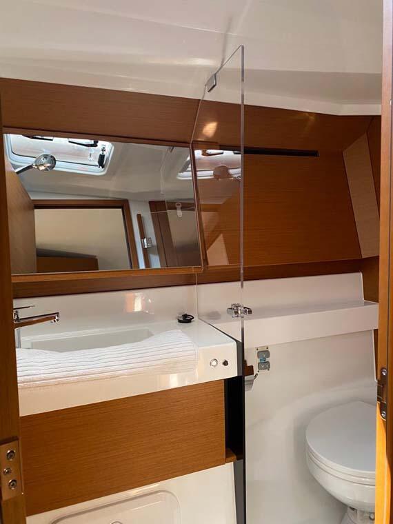 Sailing yacht 