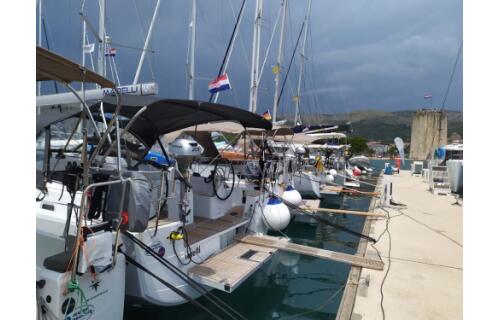 Sailing yacht 