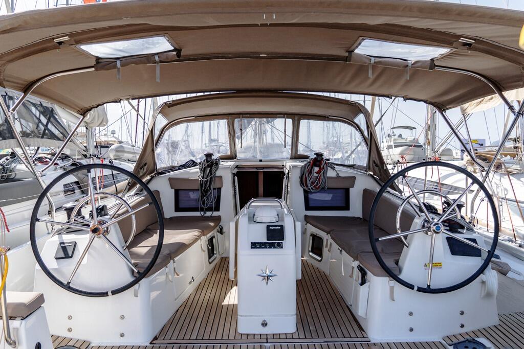 Sailing yacht 