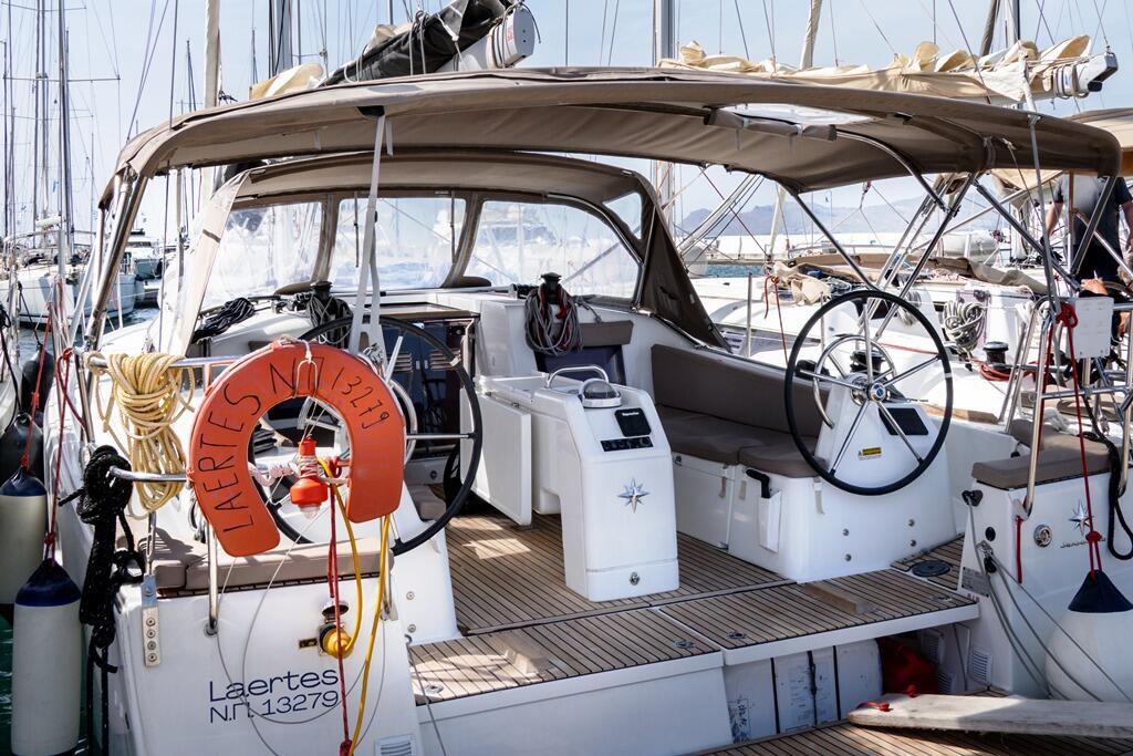 Sailing yacht 