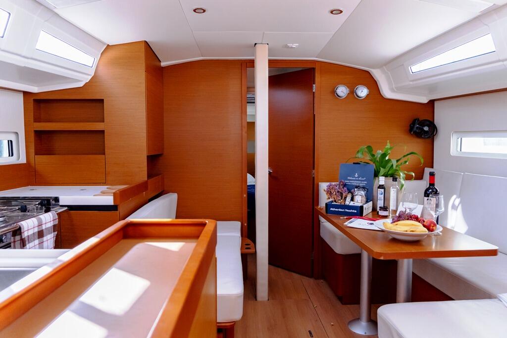 Sailing yacht 