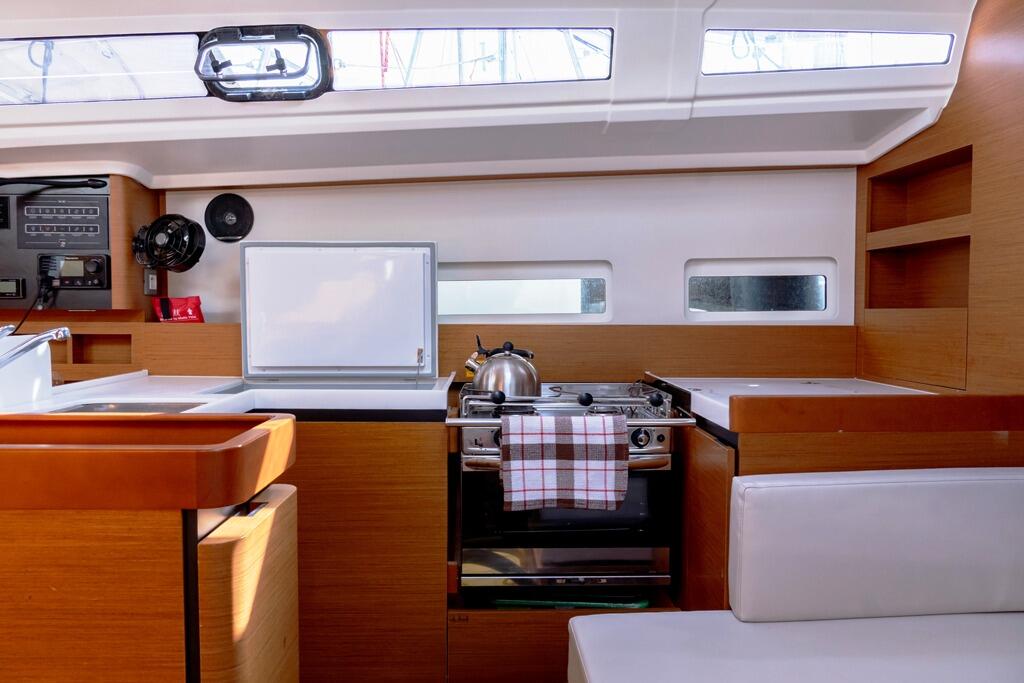 Sailing yacht 