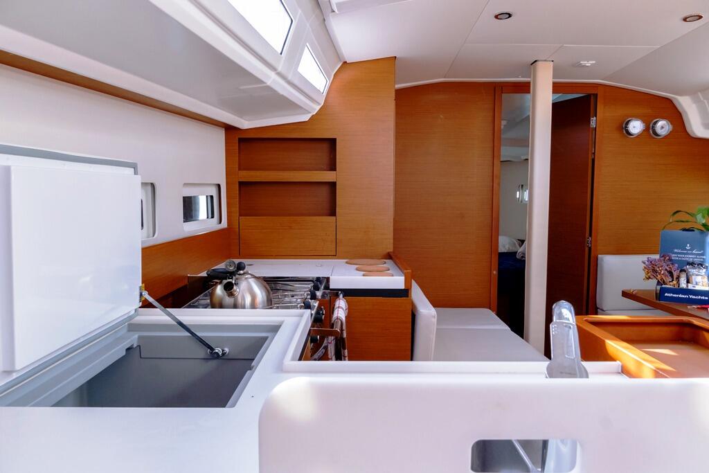 Sailing yacht 