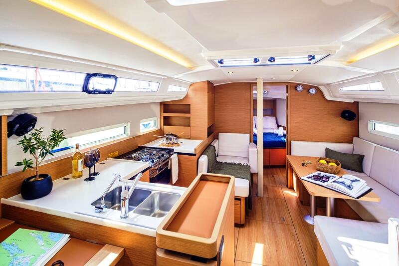 Sailing yacht 