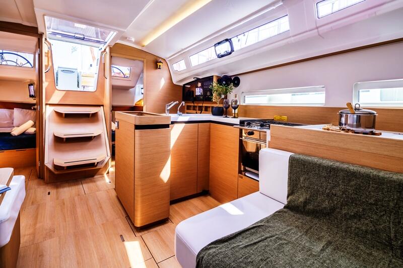 Sailing yacht 